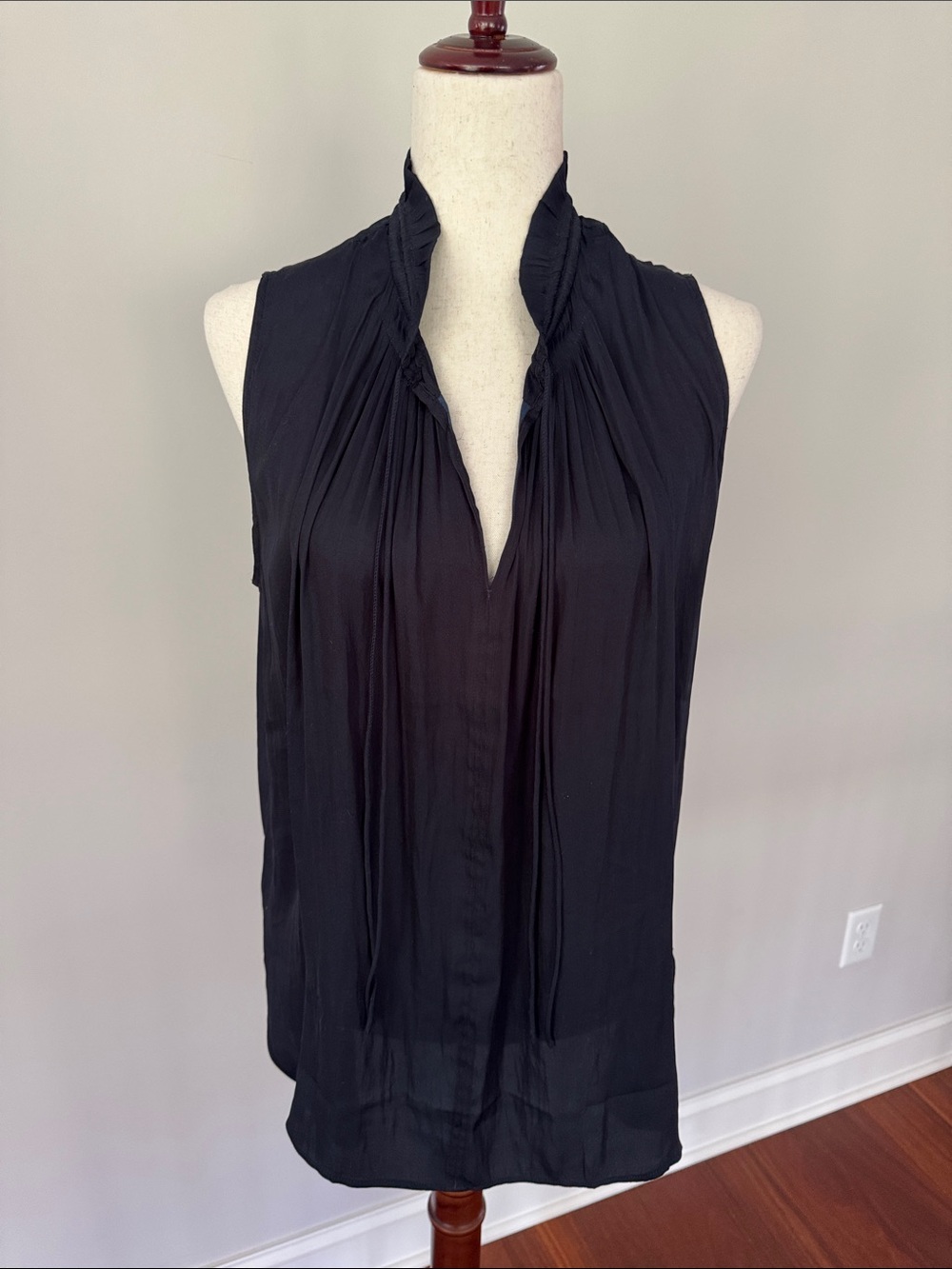 LOFT Deep Navy Sleeveless Plissé V-Neck Camisole - NWT